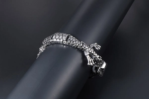 Détail macro du bracelet crocodile en acier inoxydable pour hommes avec écailles en métal