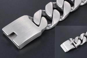 Gros plan d'un bracelet gourmette en acier titane brossé mat avec fermoir rectangle