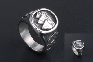 Detailed relief of Egyptian pyramids on vintage silver-tone titanium steel signet ring