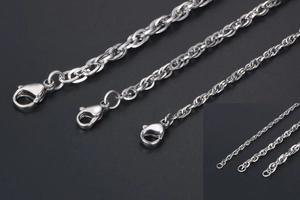 Détail de trois tailles de colliers en chaîne d'acier argenté poli avec fermoirs mousquetons