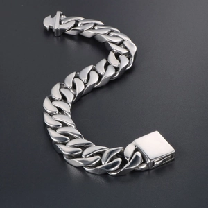 Bracelet gourmette en acier inoxydable argenté avec fermoir boîte sur fond gris