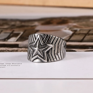 Bague vintage en acier inoxydable avec étoile et rayures latérales oxydées