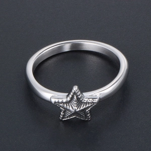Bague étoile en acier inoxydable pour couples avec un design d'étoile de mer texturé
