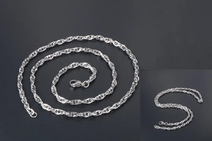 Détail d'une chaîne corde en acier inoxydable argenté avec un fermoir mousqueton solide
