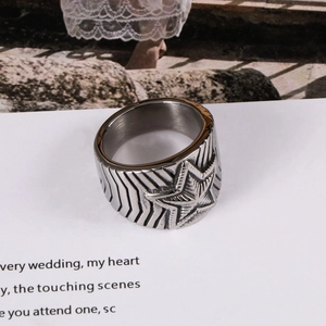 Bague étoile en acier inoxydable pour homme avec large bandeau vintage et côtés texturés