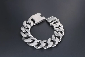 Détail macro du bracelet chaîne en acier titane argenté avec finition mate brossée