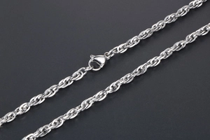 Détail d'un collier à double chaîne torsadée en argent poli avec fermoir mousqueton