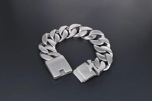 Détail du bracelet gourmette en acier titane brossé mat avec grand fermoir rectangulaire