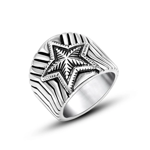 Bague vintage pour hommes en acier inoxydable avec motif étoile sur fond blanc