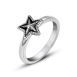 Bague étoile en acier titane avec gravures radiales et finition en métal brossé vintage