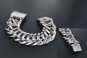Makro-Detail des polierten Edelstahl-Gliederkettenarmbands mit glattem Kastenverschluss