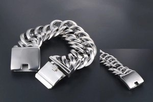 Makroaufnahme von breitem silbernem Panzerarmband mit schwerem Kastenverschluss