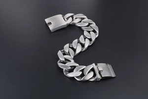 Détail du bracelet gourmette en acier titane brossé mat avec boucle industrielle lourde