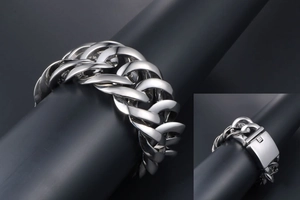 Nahaufnahme eines breiten Panzerarmbands aus Titanstahl mit mechanischem Verschluss