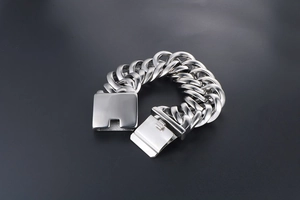 Detailansicht des quadratischen Verschlusses am polierten Edelstahl-Gliederkettenarmband