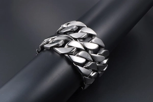 Détail d'un bracelet gourmette en acier titane épais avec une finition mate brossée