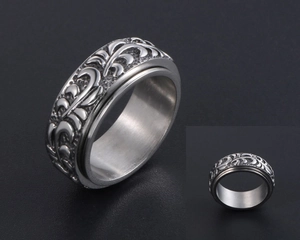 Gros plan sur la bague rotative en acier inoxydable avec motifs gravés vintage