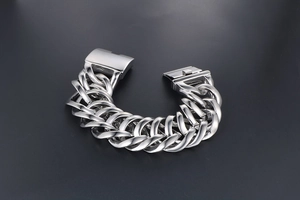 Nahaufnahme eines breiten massiven Edelstahl-Panzerarmbands mit glattem Verschluss