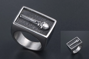 Détail macro du relief de microphone rétro et de la texture martelée sur bague homme