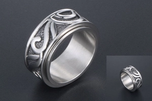 Dettaglio di un anello rotante vintage con motivo floreale inciso e motivo a girasole