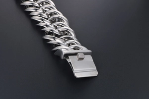 Makroaufnahme eines polierten silbernen Edelstahl-Panzerarmbands mit sicherem Verschluss