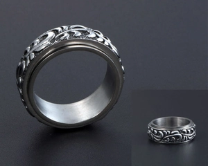 Détail macro de la bague rotative vintage en acier inoxydable avec motif floral