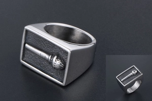 Détail d'une bague en acier inoxydable vintage avec motif de microphone en relief