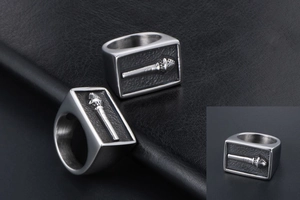 Détail d'une bague vintage en acier avec relief de microphone 3D sur texture noire