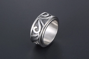 Dettaglio dell'anello girevole vintage con motivi floreali e finitura ossidata
