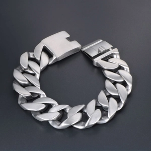 Gros bracelet gourmette homme en acier titane avec finition brossée mate et fermoir industriel