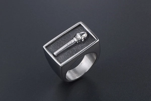 Détail de la bague microphone vintage en acier titane avec finition mate texturée
