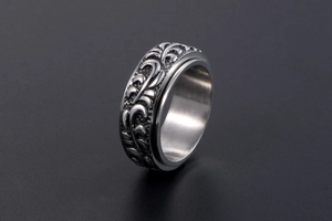 Vue détaillée de la bague rotative pour hommes avec des motifs de feuilles en relief