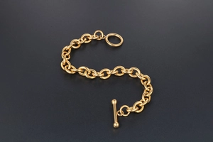 Detailed view of golden stainless steel chain bracelet with a stylish OT toggle clasp