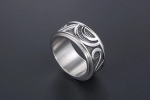 Dettaglio macro dell'anello rotante in acciaio inossidabile con motivo sole vintage