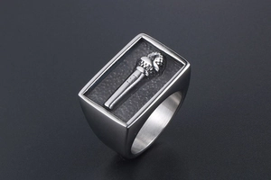 Vue macro d'une bague en acier titane argenté avec relief micro 3D et texture grillagée