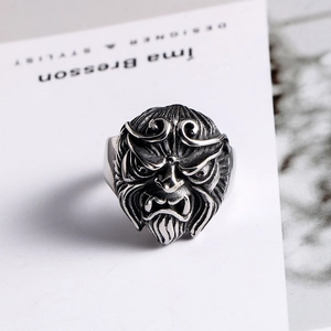 Detailansicht des Vintage Sun Wukong Rings mit detaillierter Monkey King Gravur aus Altstahl