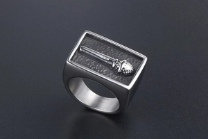 Vue détaillée d'une bague chevalière vintage en acier titane avec emblème de torche