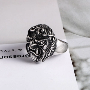 Nahaufnahme des Vintage-Silberrings mit Sun Wukong-Relief und geschwärzter Metalltextur