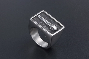 Détail de la bague microphone vintage pour hommes en acier inoxydable au fini texturé