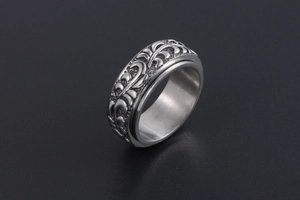 Gros plan détaillé d'une bague rotative en acier inoxydable avec reliefs vintage