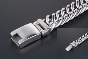 Détails macro d'un bracelet gourmette en acier poli avec un fermoir à boîte sécurisé