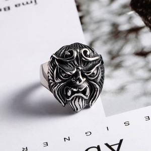 Detailansicht des Vintage-Sun Wukong-Rings mit 3D-skulptierten Gesichtshaar-Details