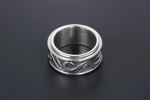 Dettaglio dell'anello rotante in acciaio al titanio vintage con motivi floreali