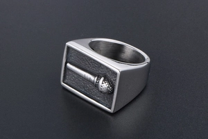 Détail de la bague large en acier titane vintage avec un relief de micro en 3D