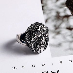 Detailansicht des kunstvollen 3D-Dämonenmasken-Reliefs auf diesem Vintage-Punk-Ring