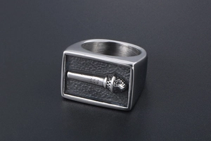 Vue macro de la bague vintage en acier titane avec relief microphone et fini argent
