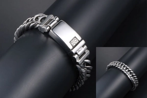 Gros plan du bracelet gourmette en acier argenté avec fermoir carré texturé pour hommes