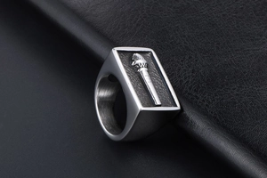 Gros plan détaillé du relief micro vintage sur une bague large en acier titane pour homme