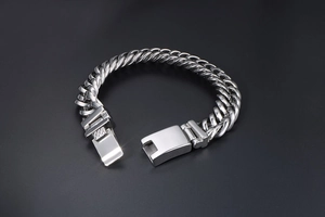 Vue macro détaillée du bracelet à mailles cubaines en acier inoxydable avec fermoir carré