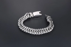 Détail macro du bracelet gourmette épais pour homme en acier argenté avec fermoir